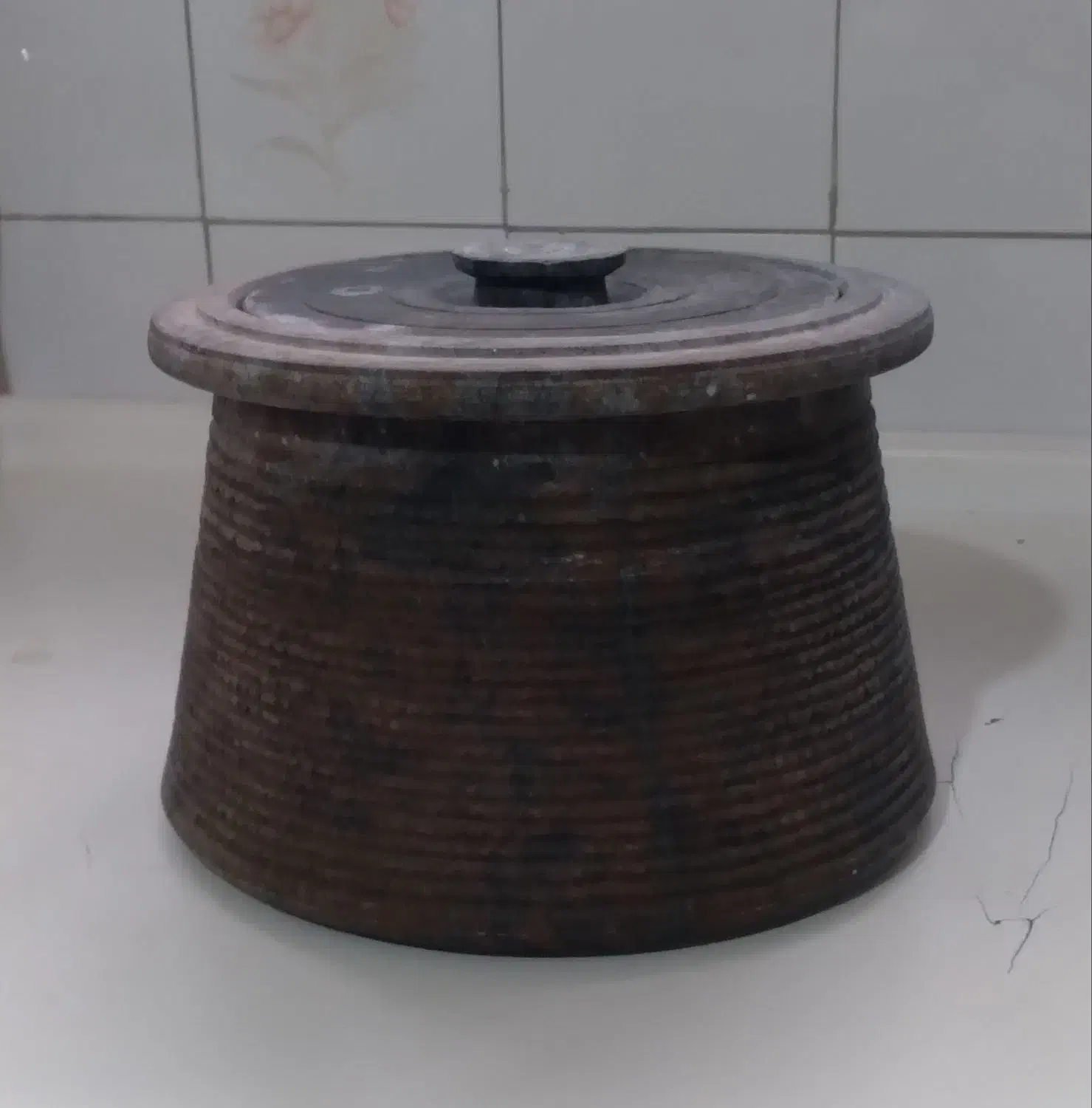 قابلمه قدیمی سنگی|ظروف پخت‌وپز|خوی, |دیوار