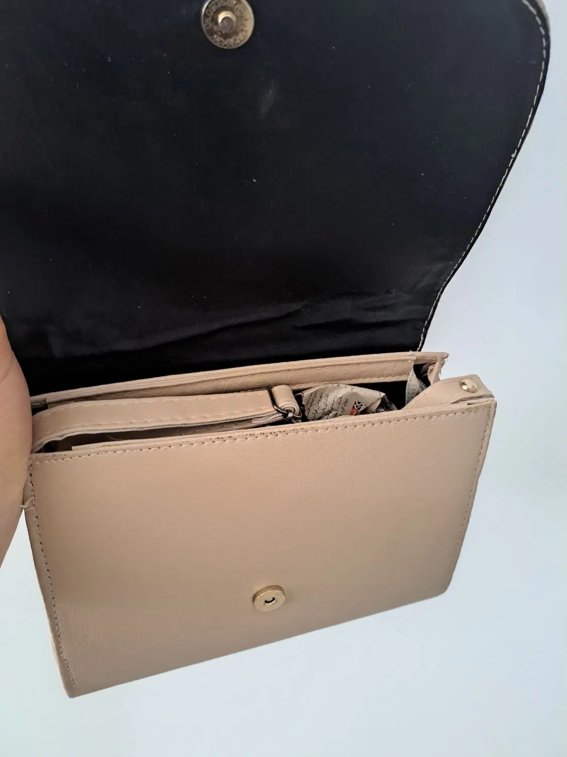 کیف|کیف، کفش، کمربند|کیار, |دیوار