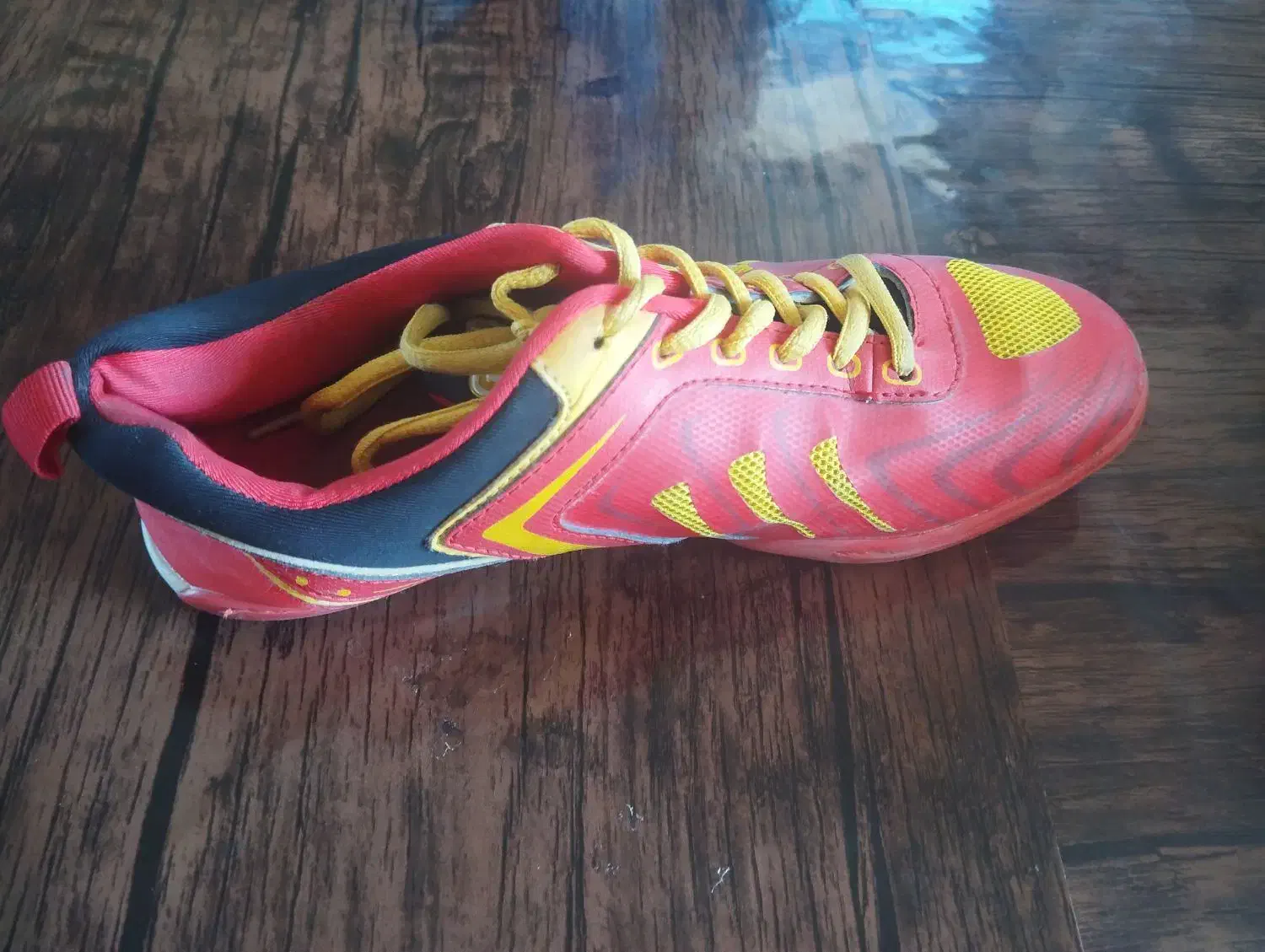 کفش سالن|کیف، کفش، کمربند|شیراز, فرودگاه شهید دستغیب شیراز|دیوار