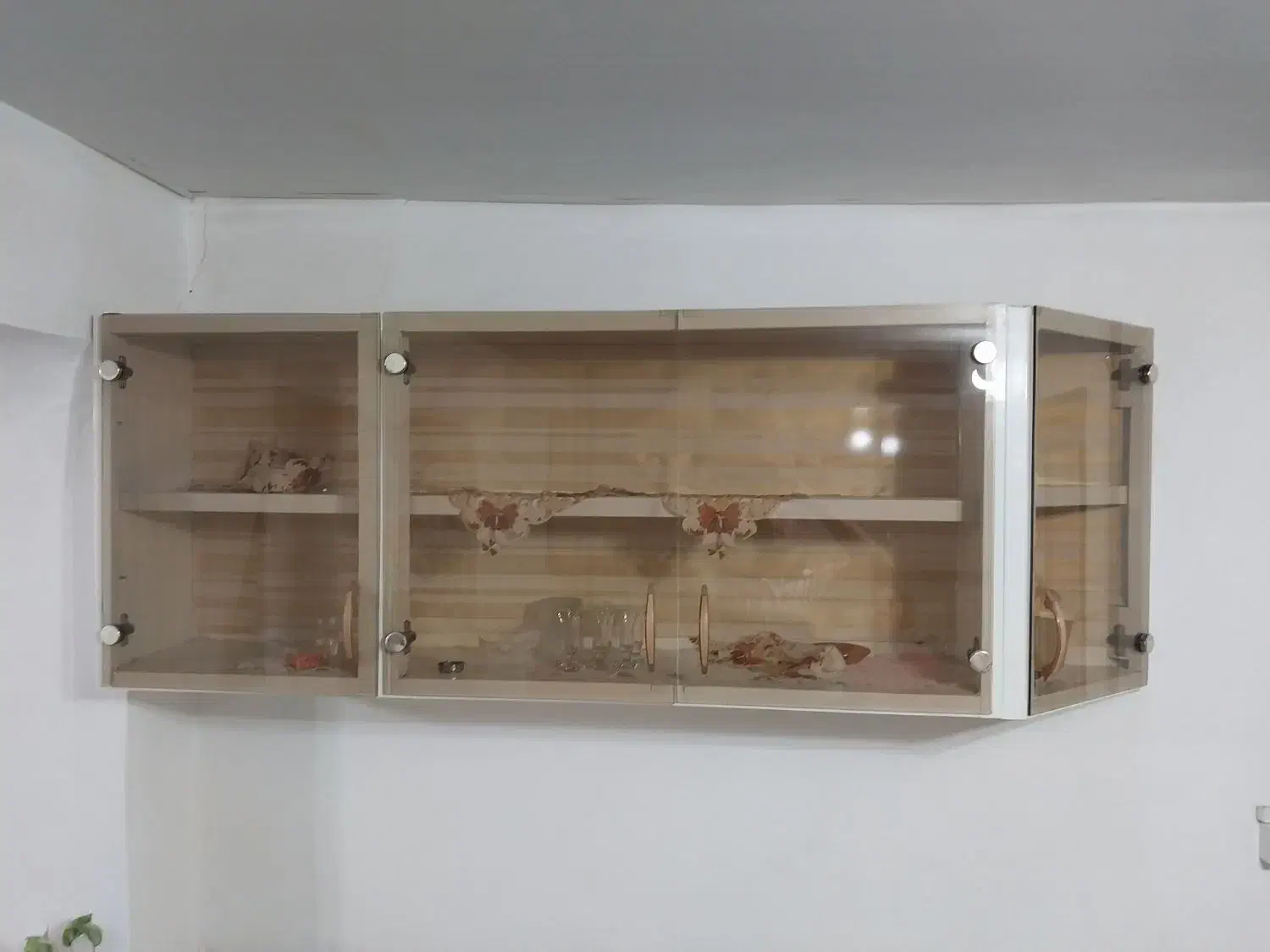 ویترین فلزی بادرب شیشه ای کاملا سالم بدون زنگ زدگی|بوفه، ویترین، کنسول|رضوانشهر, |دیوار