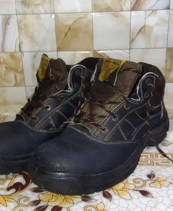 کفش کار محکم|کیف، کفش، کمربند|قیدار, |دیوار