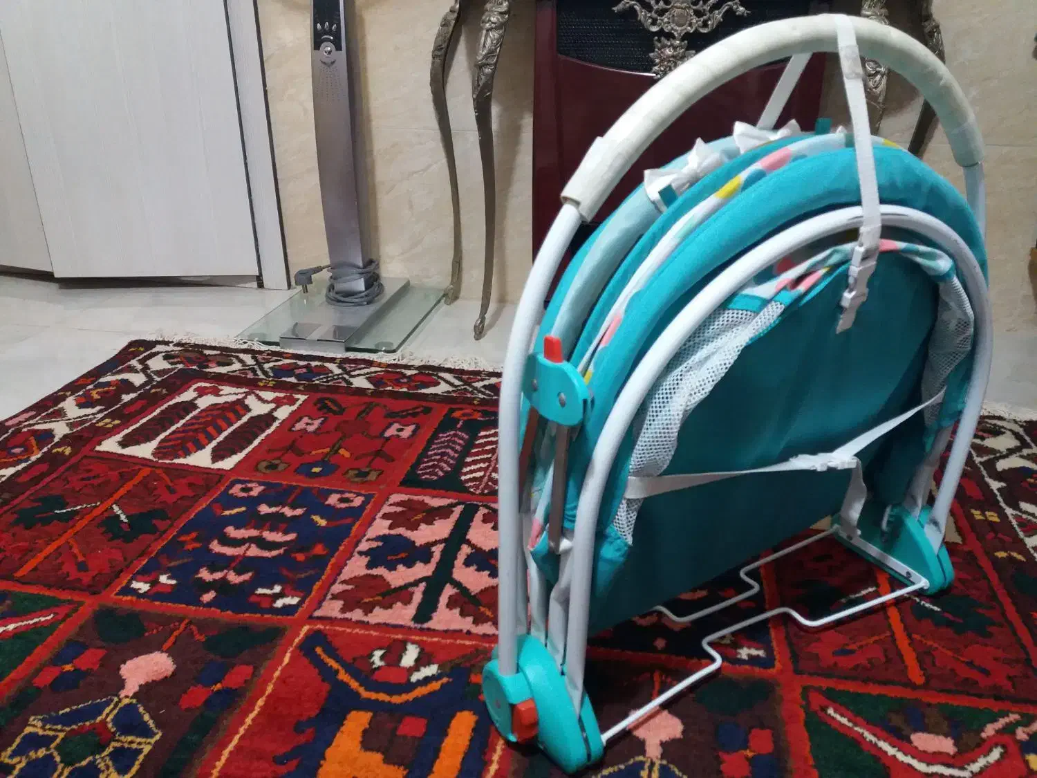 تخت گهواره و کریر نوزاد برند خارجی سالم وتمیز|تخت و صندلی بچه|شاهین‌شهر, سعدی شمالی|دیوار