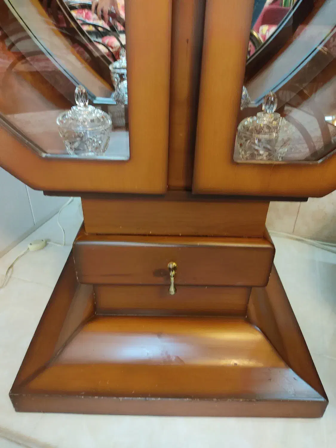 بوفه دکوری، تمام چوبی با نورپردازی داخلی|بوفه، ویترین، کنسول|بندر انزلی, شالیور|دیوار