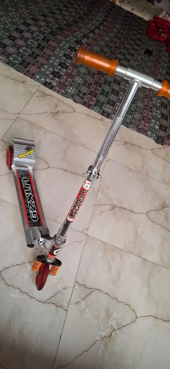 اسکوتر چراغدار|اسباب‌‌بازی|ری, علایین|دیوار