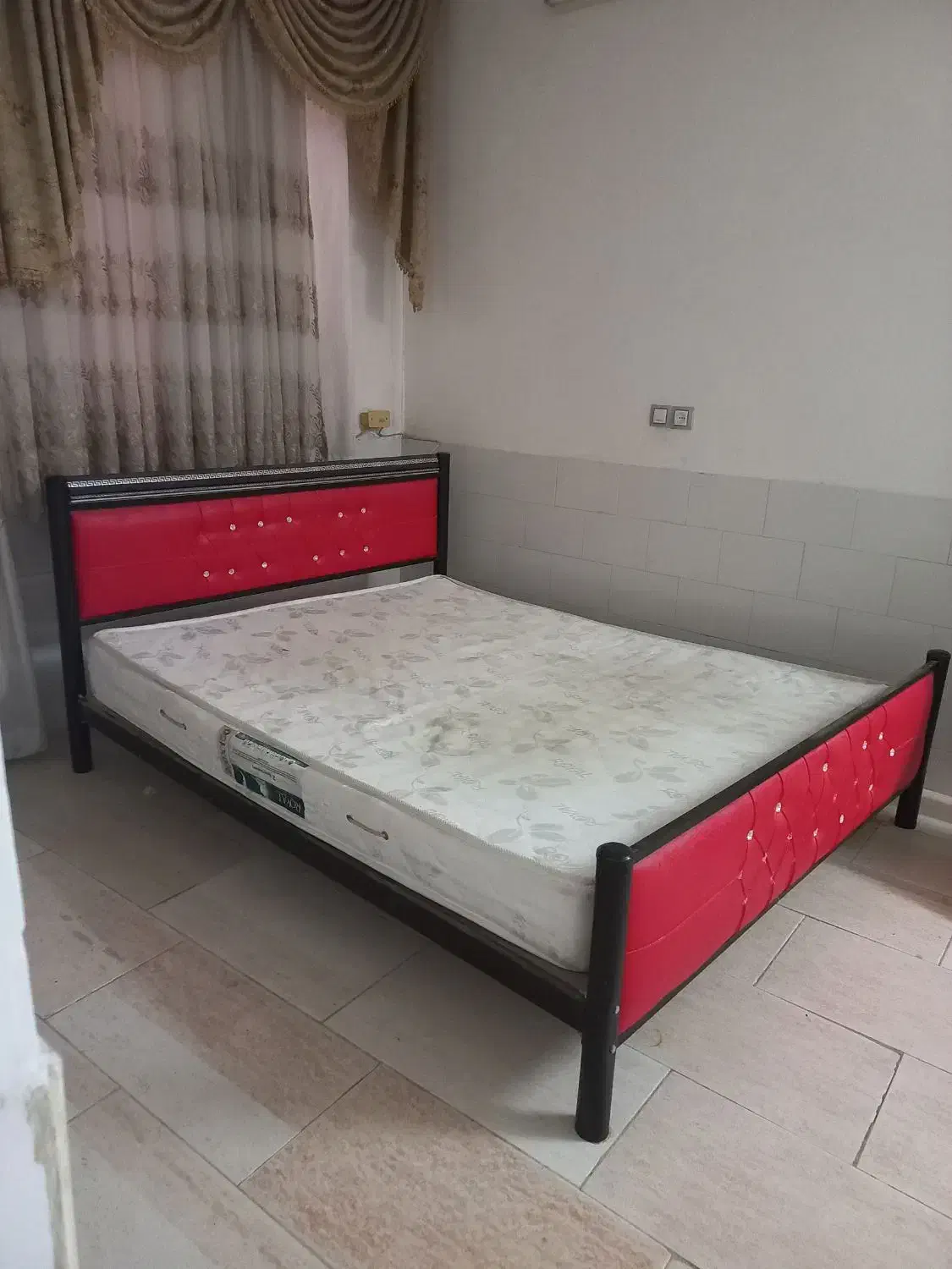 تختخواب دو نفره|تخت و سرویس خواب|کاشان, امیرکبیر|دیوار