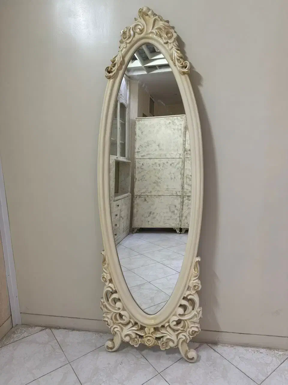 آینه قدی،کمد،صندلی پدیکور،تخت اپیلاسیون،پارتیشن|آرایشگاه و سالن‌های زیبایی|اصفهان, حسین‌آباد|دیوار