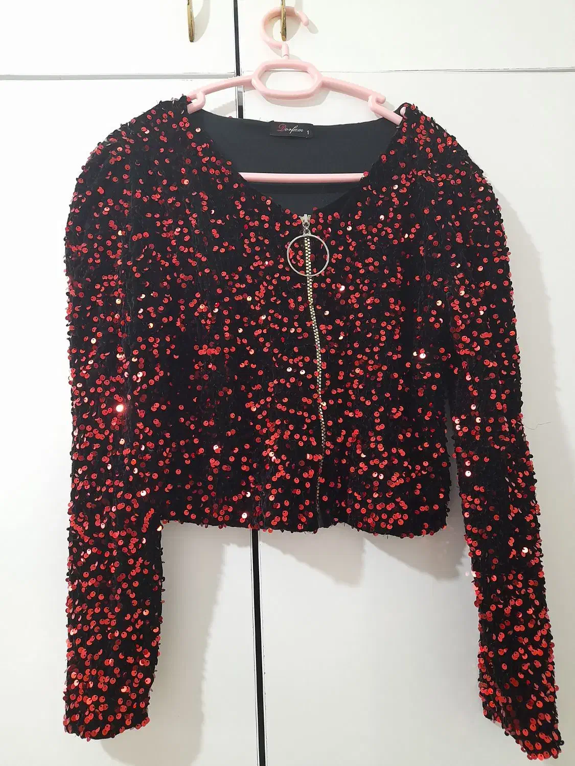 کراپ مجلسی|لباس|اقبالیه, |دیوار