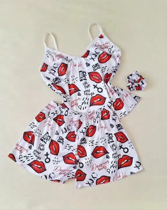 لباس.|لباس|جهرم, |دیوار