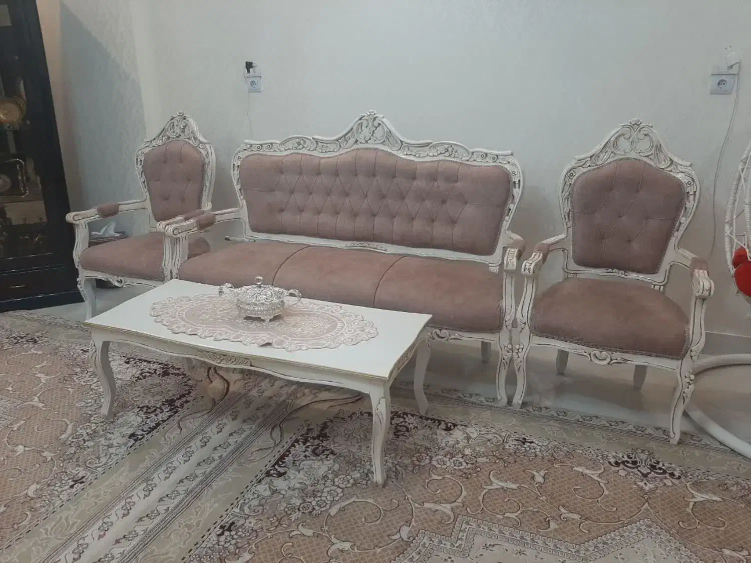 مبلمان ۹نفره شیک وکم جا همراه ۳عدد میز|مبلمان خانگی و میز عسلی|بیرجند, |دیوار