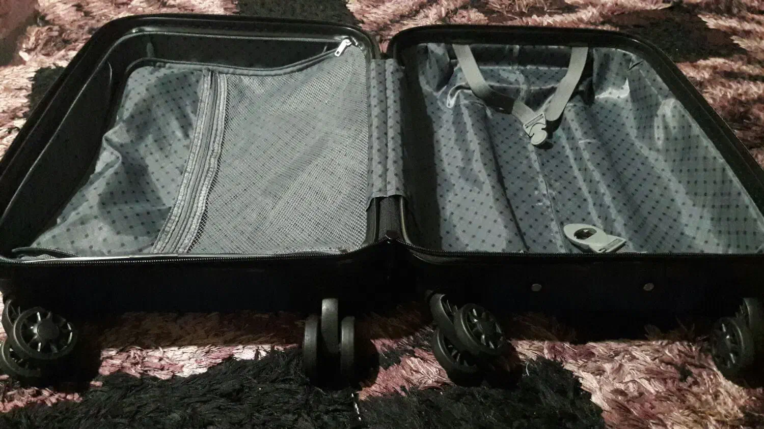 چمدان نو|کیف، کفش، کمربند|رشت, معلم|دیوار