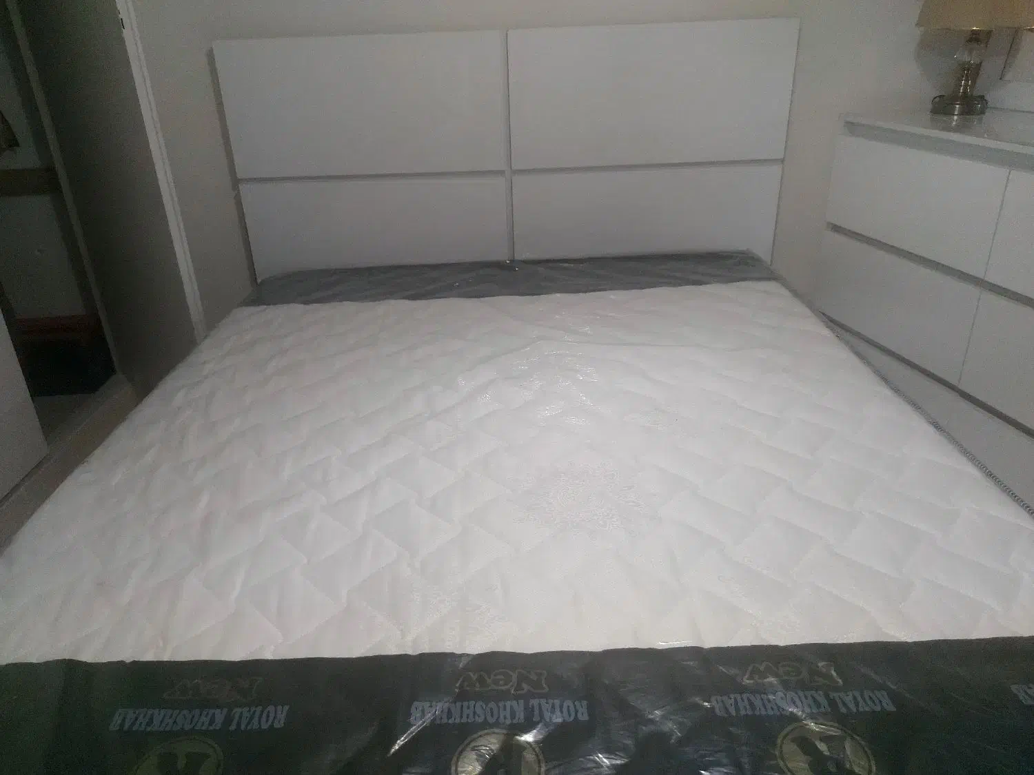 تخت دو نفره به همراه میز|تخت و سرویس خواب|اراک, |دیوار