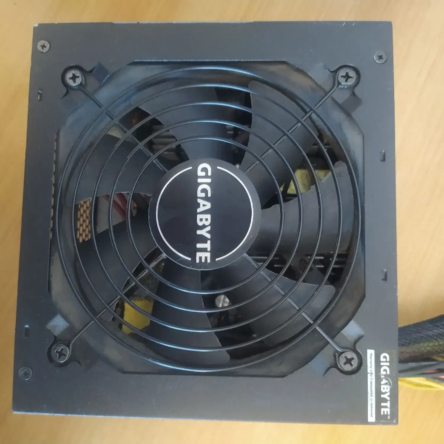 پاور گیگابایت ۵۳۰ وات فن صدا میده.|قطعات و لوازم جانبی رایانه|پرند, فاز ۲|دیوار