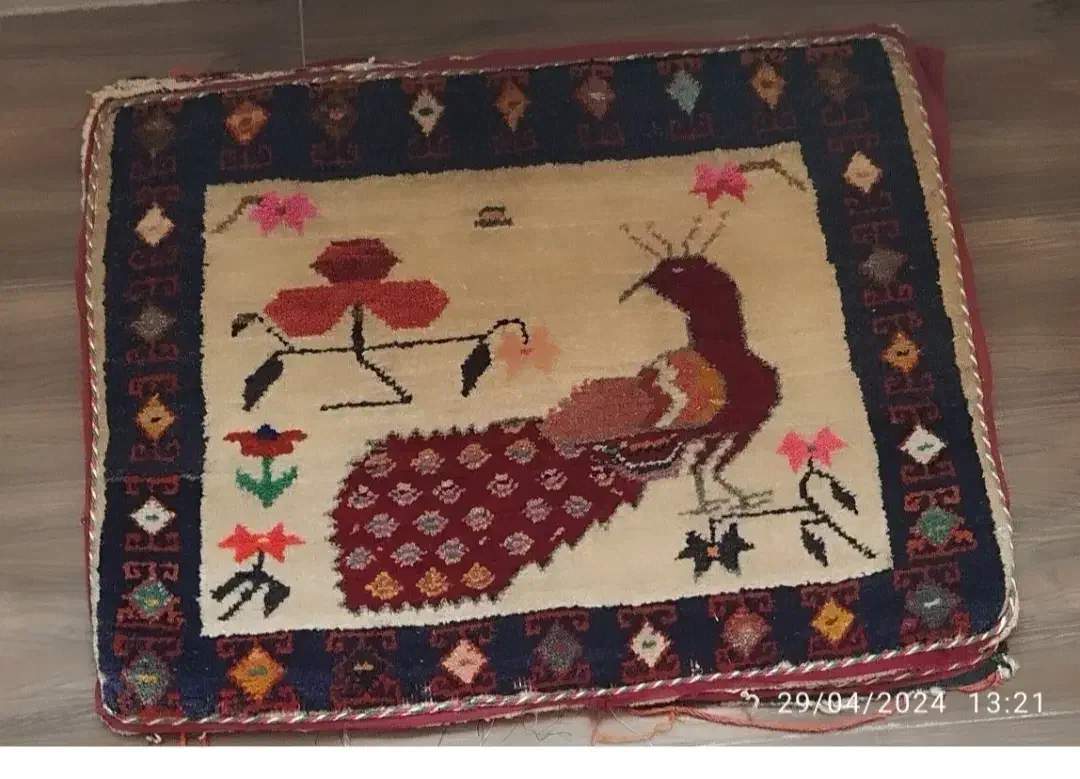 پشتی دستباف|پشتی|صدرا-فارس, فاز ۲|دیوار