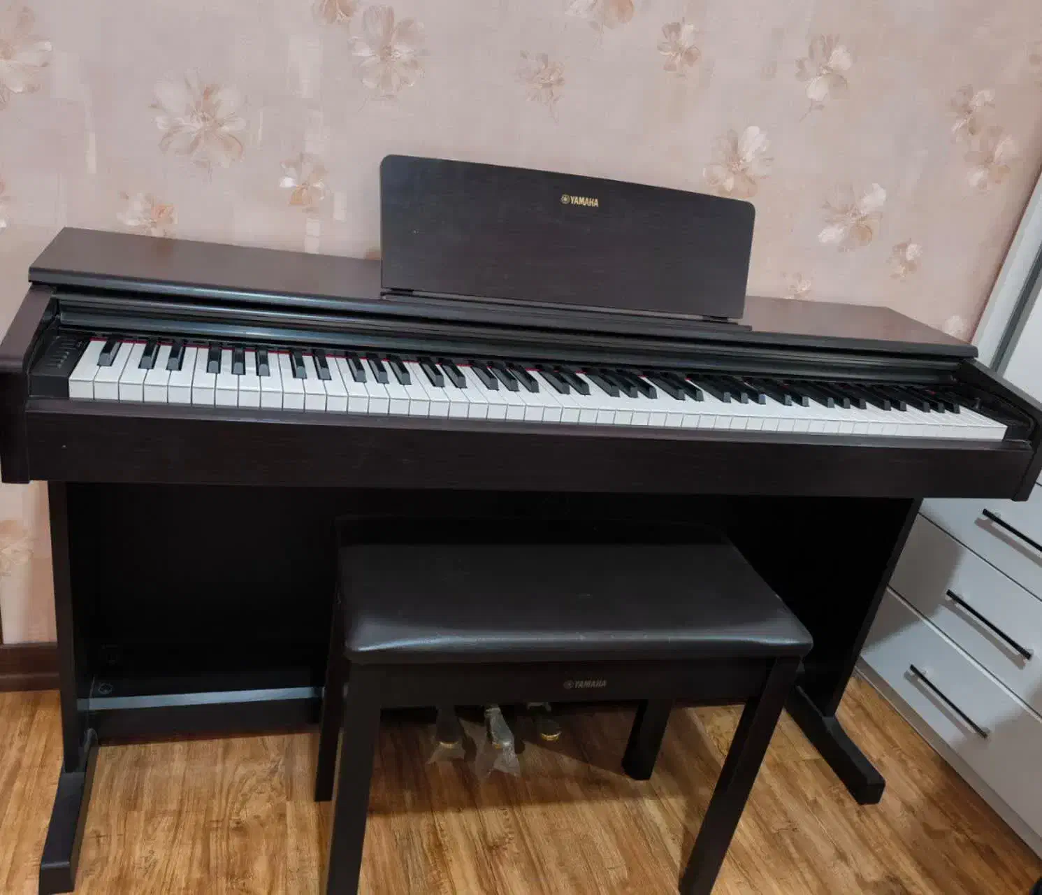 پیانو یاماها دست دوم (نو در حد آک) YDP-144 دیجیتال|پیانو، کیبورد، آکاردئون|کرمان, |دیوار