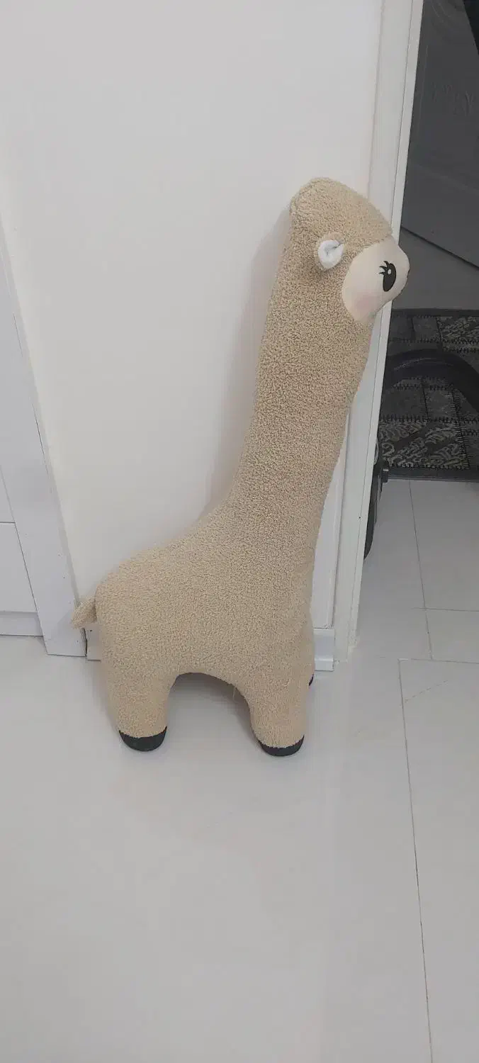 عروسک‌(شتر لاما)|اسباب‌بازی بچه|قم, بنیاد|دیوار