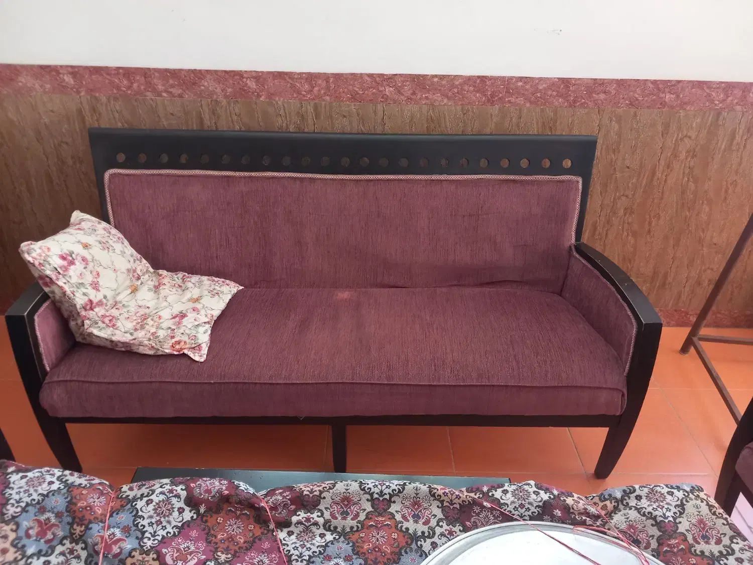 مبل در حد نو|مبلمان خانگی و میز عسلی|صحنه, |دیوار