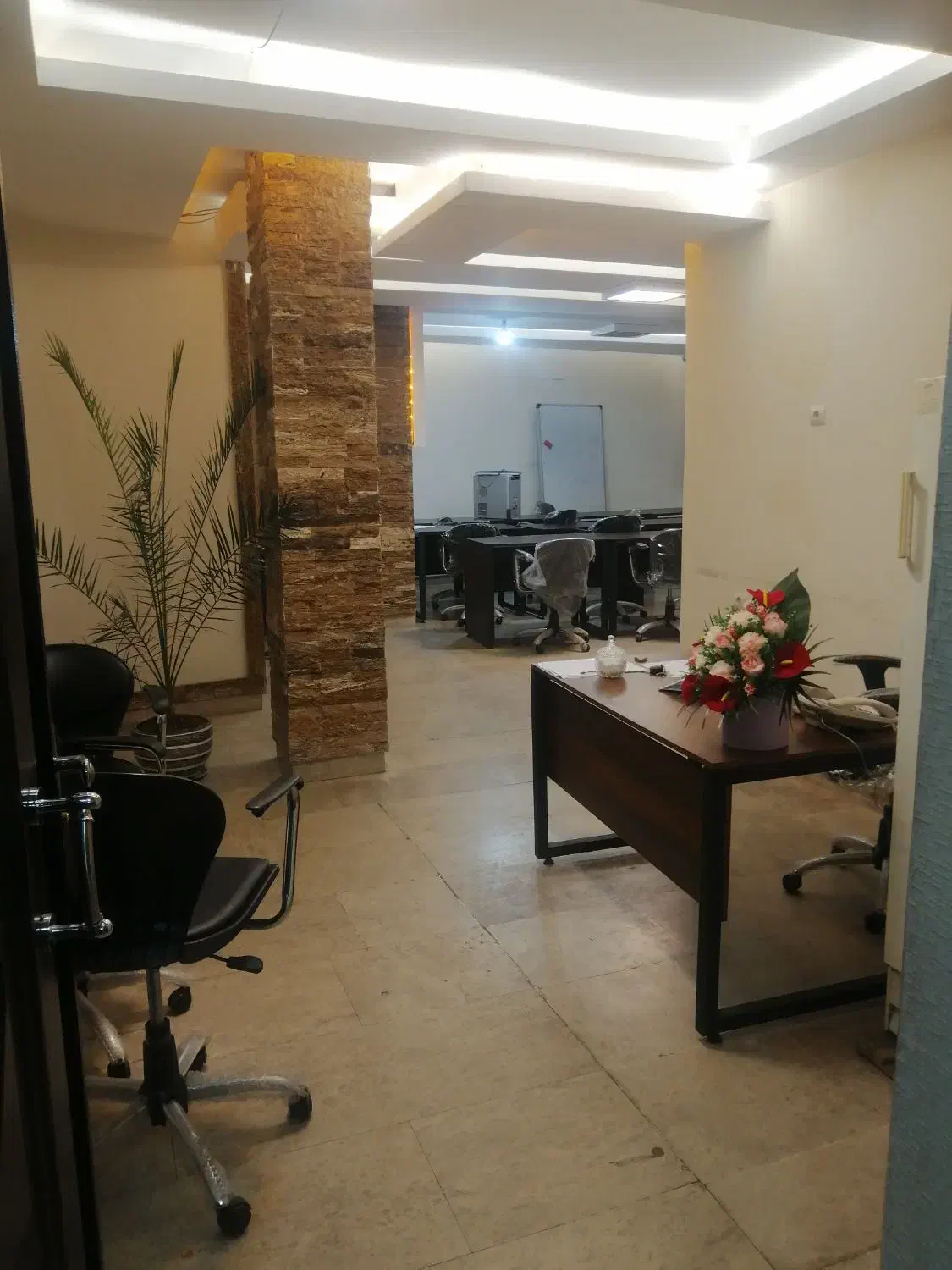 اجاره اتاق مدیریتی کلاس درس ،مشاوره ساعتی پروژکتور|اجارهٔ کوتاهمدت دفتر کار و فضای آموزشی|تبریز, |دیوار