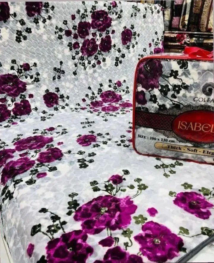 پتو .رو بالشتی و مشابه آن|رختخواب، بالش، پتو|بندر گناوه, |دیوار