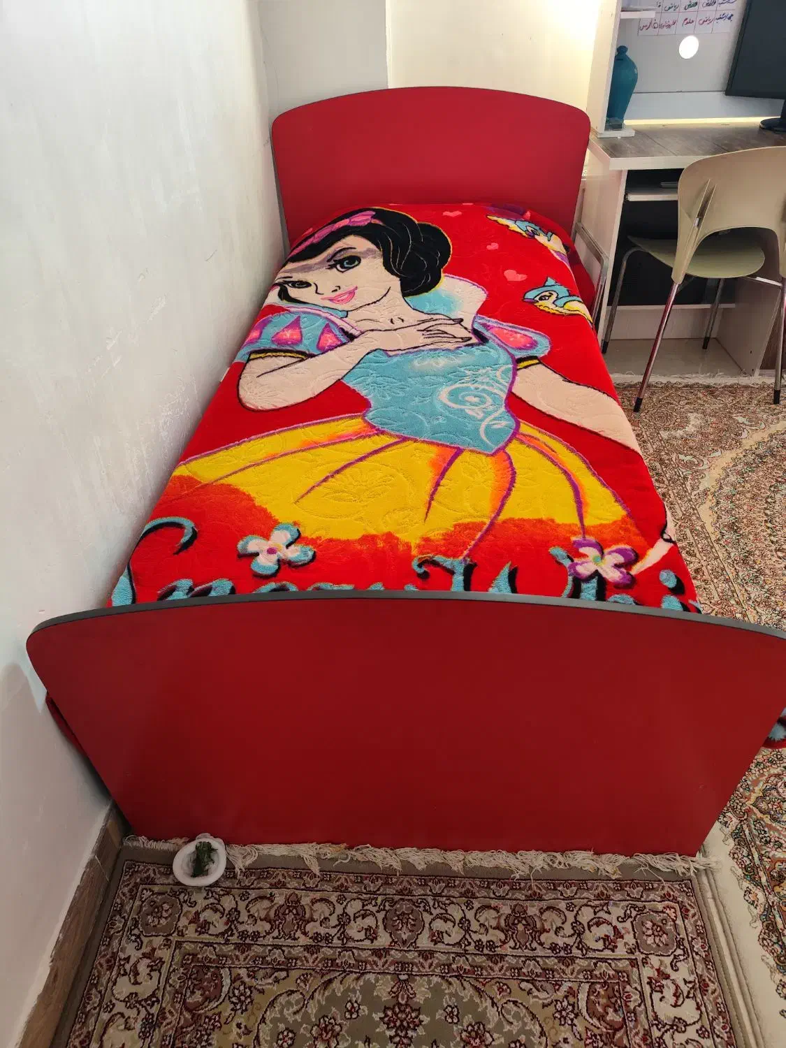 یک عددتخت چوبی ویک عددتخت فلزی یه نفره با تشک|تخت و سرویس خواب|هشتگرد, فاز ۲ مهستان|دیوار