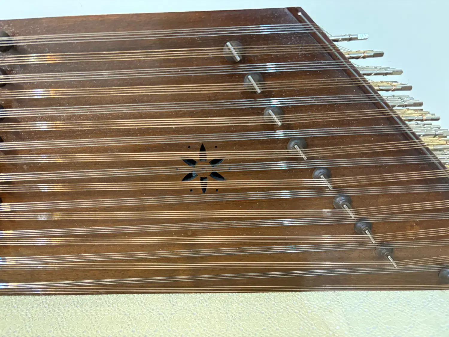 سنتور|سازهای سنتی|اصفهان, قلعه طبره|دیوار