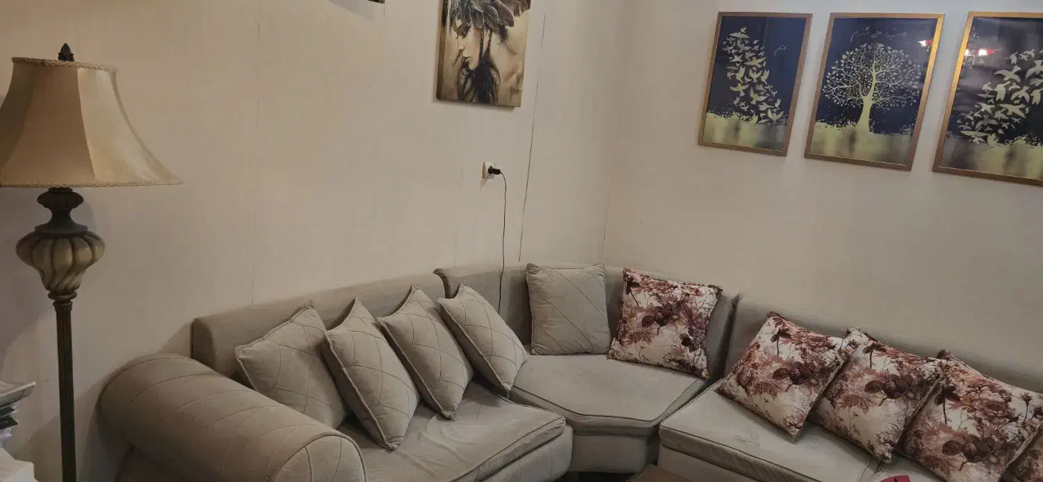 یکدست مبل ۵ نفره L با ۱۰ عدد کوسن با کیفیت|مبلمان خانگی و میز عسلی|قم, چهار امامزاده|دیوار