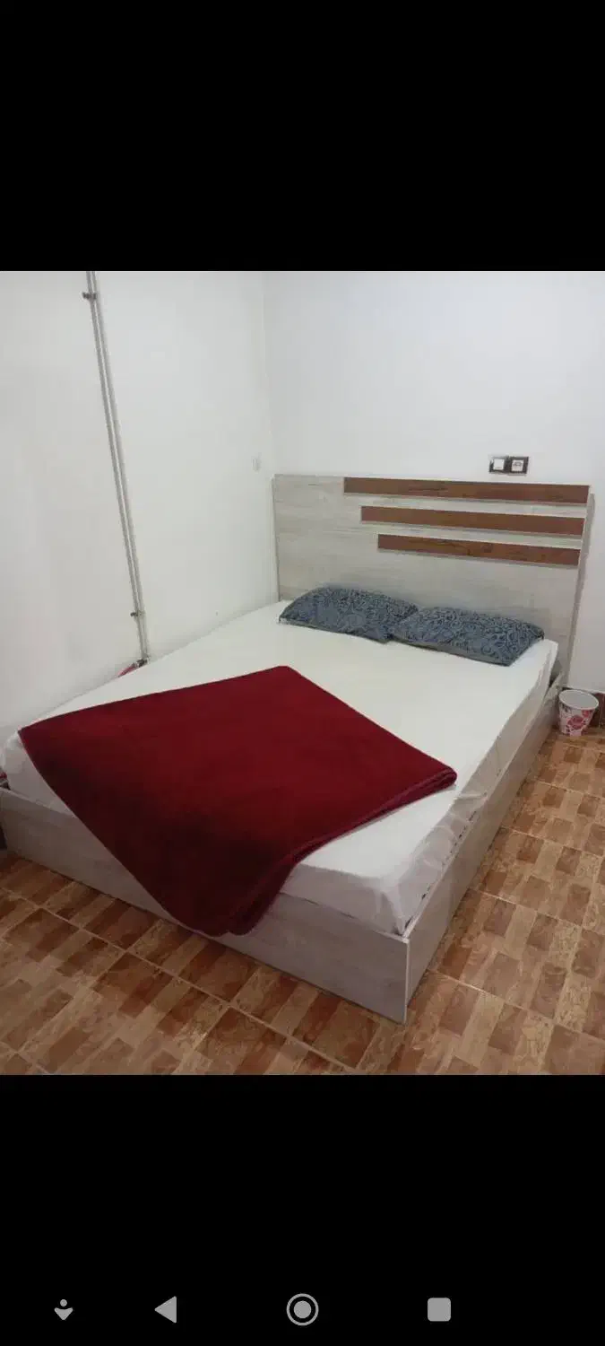تخت خواب دونفره کارکرده با خوشخواب و زیر تلویزیون|تخت و سرویس خواب|شیراز, شهرک گلها|دیوار
