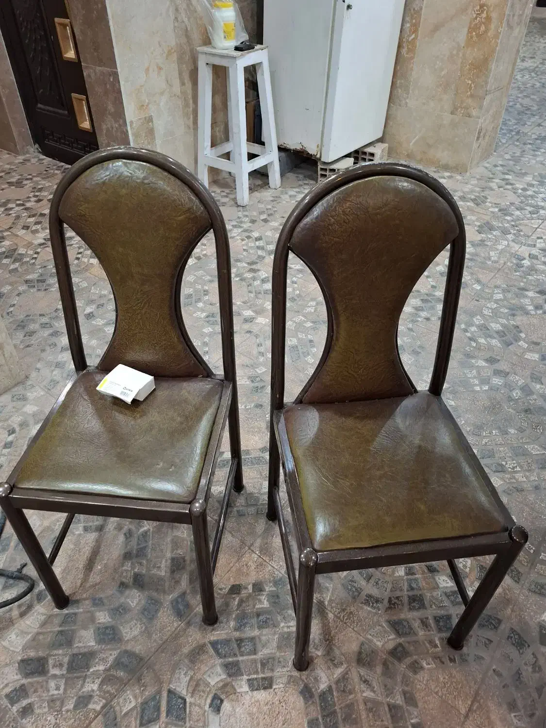 صندلی فلزی|صندلی و نیمکت|پرند, فاز ۳|دیوار