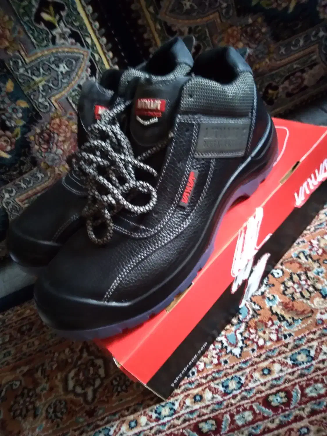 کفش کار|کیف، کفش، کمربند|قم, باغ شریفی|دیوار