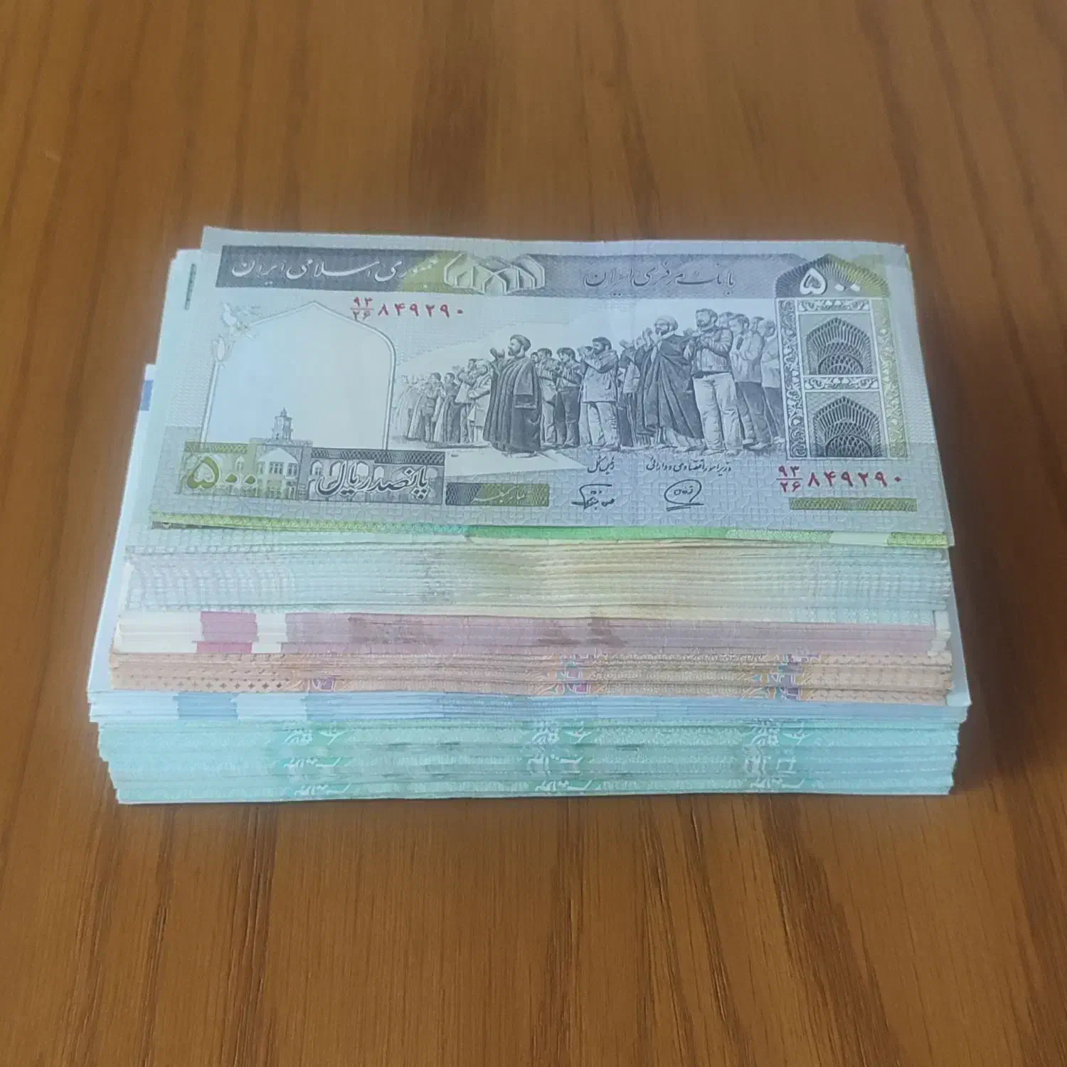 ۶۰۰ برگ اسکناس جمهوری|کلکسیون سکه، تمبر، اسکناس|اراک, |دیوار