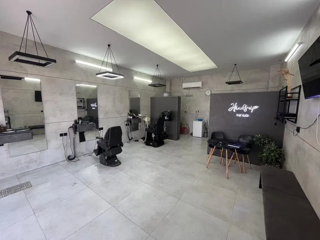 نیازمند یک آرایشگر حرفه ای و یک شاگرد|استخدام درمانی، زیبایی، بهداشتی|اصفهان, شیخ طوسی|دیوار