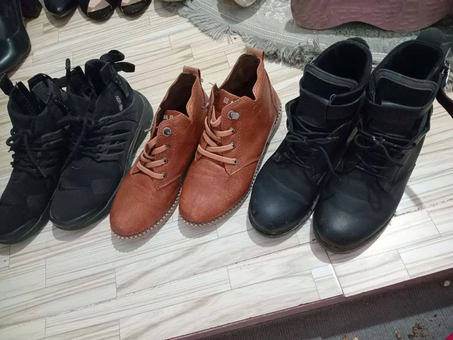 تعدادی کفش|کیف، کفش، کمربند|خرم‌آباد, |دیوار