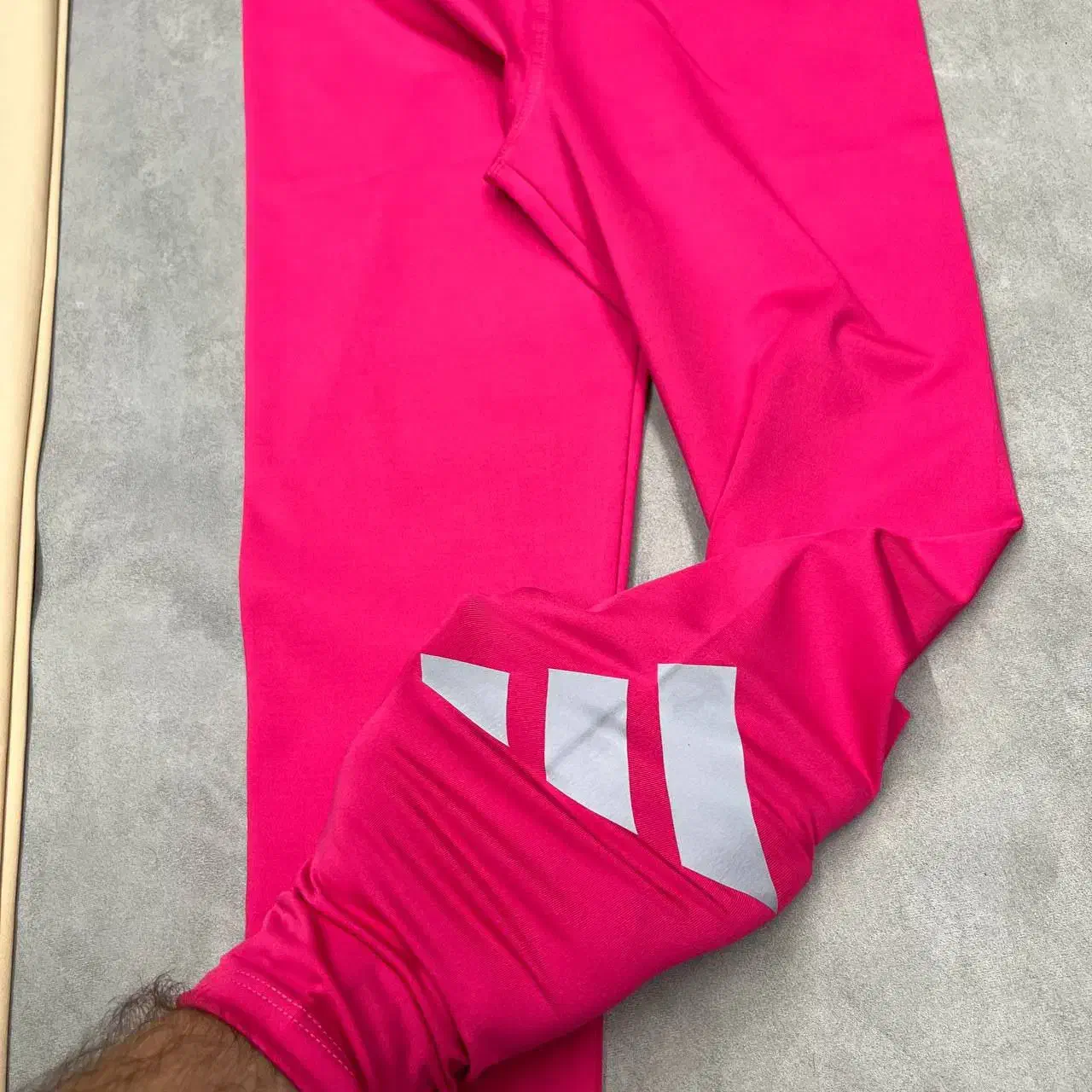 لگ کمرپهن آدیداس|لباس|قم, سالاریه|دیوار