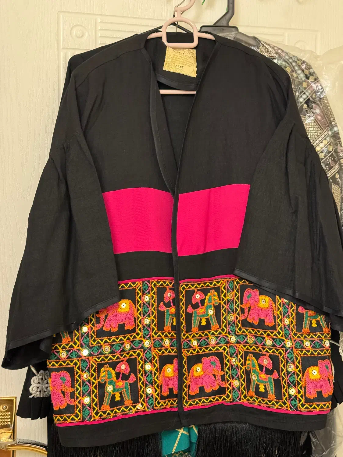 مانتو کتی|لباس|ری, سرتخت|دیوار