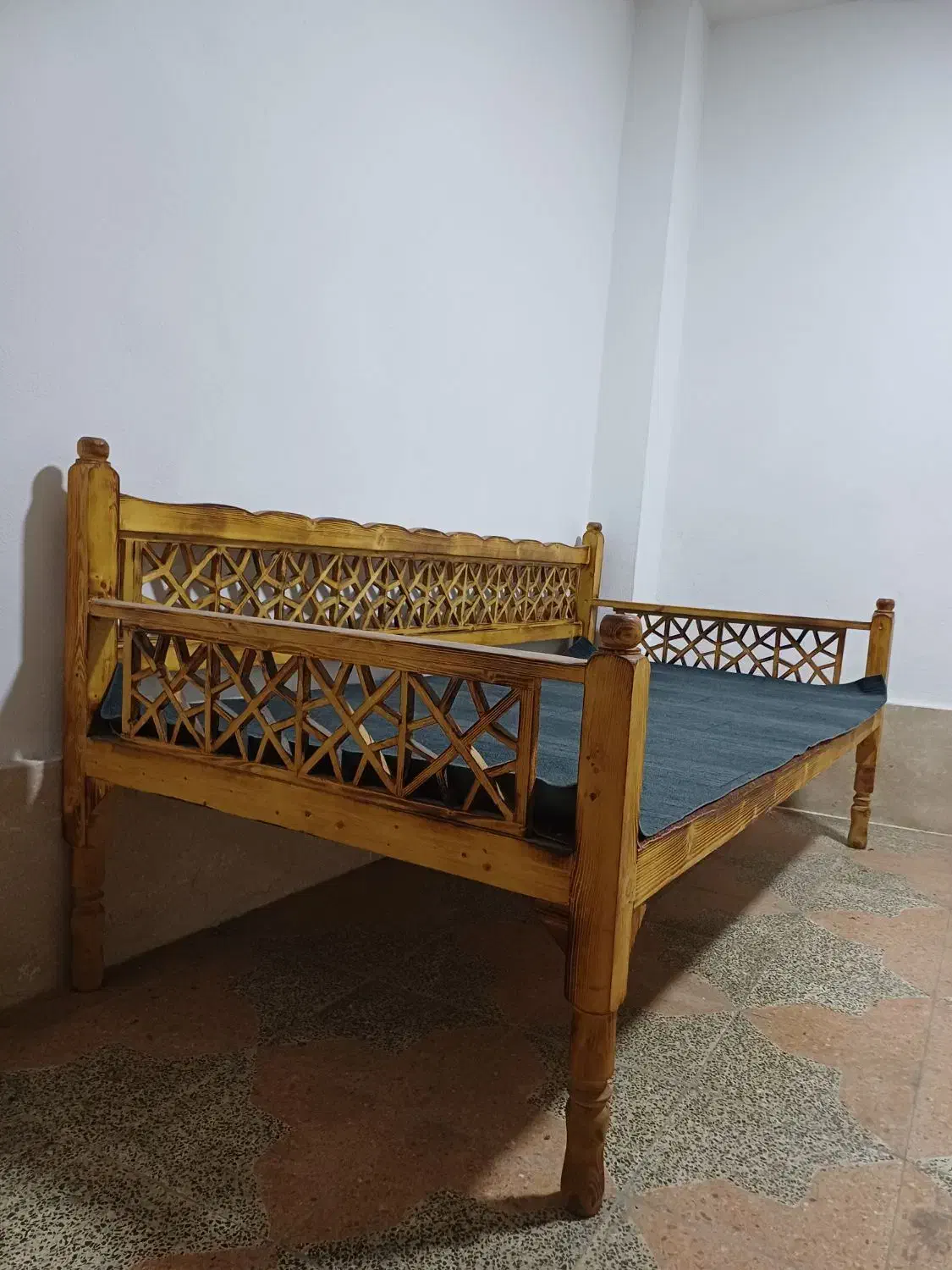 تخت سنتی چوبی|مبلمان خانگی و میز عسلی|آمل, |دیوار