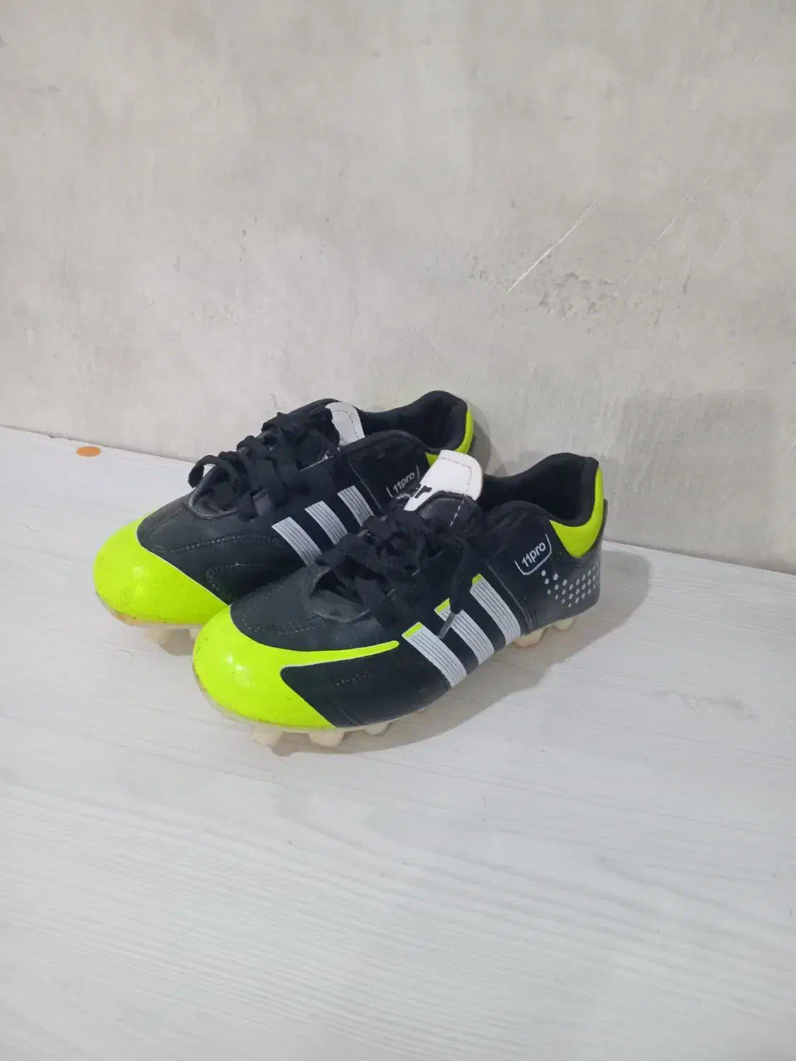 کفش فوتبالی|کیف، کفش، کمربند|صحنه, |دیوار