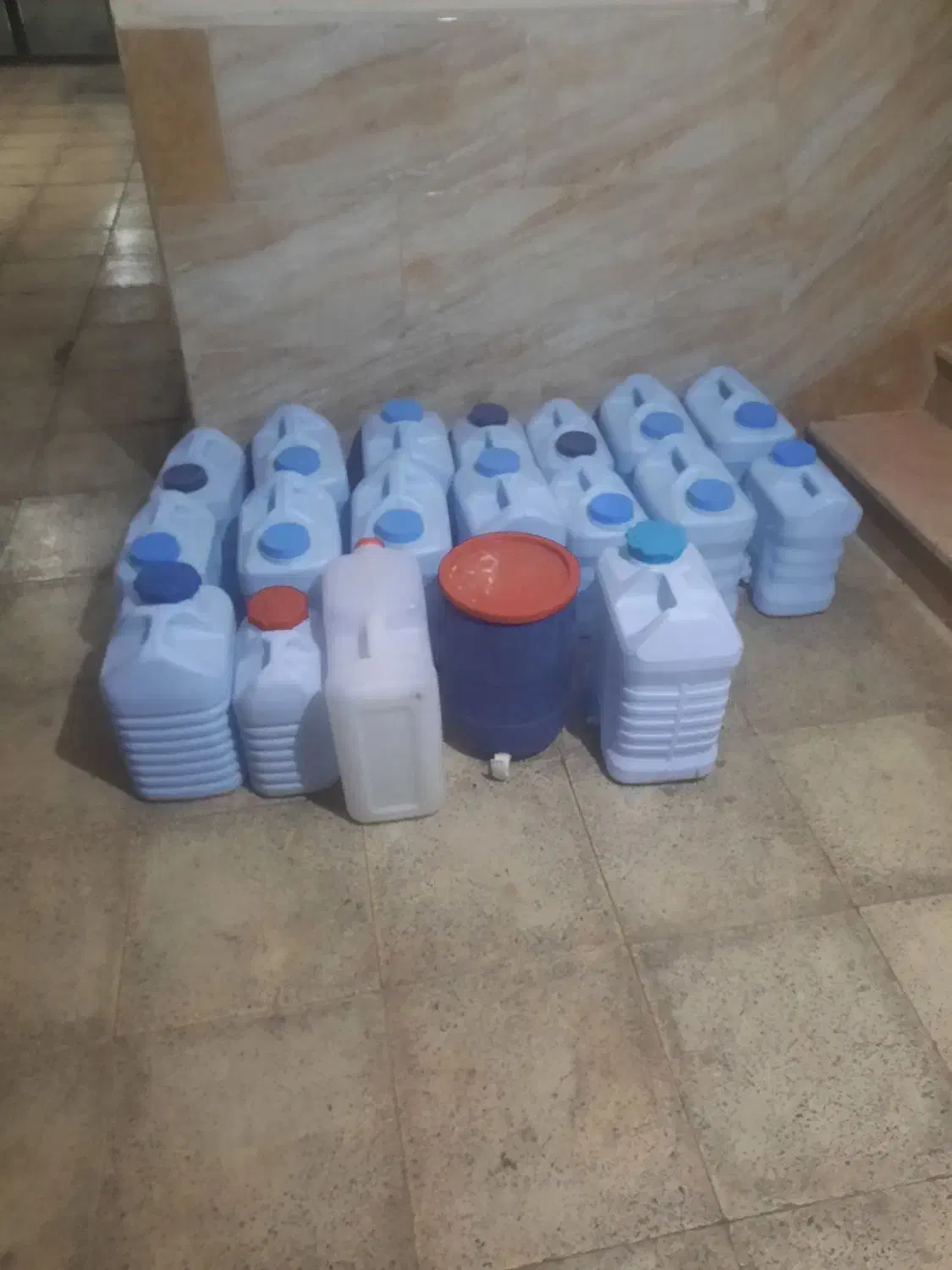 ۱۵ عدد گالن شیر دار زیر قیمت ۱۵۰ و ۲۰۰|ظروف نگهدارنده، پلاستیکی، یکبارمصرف|کرج, خرمدشت|دیوار