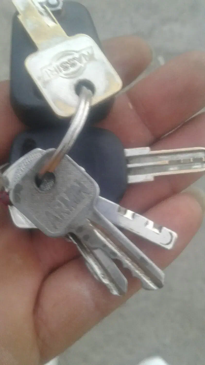 یک عدد قفل کتابی  با چند عدد کلید|اشیا|قم, امامزاده ابراهیم|دیوار