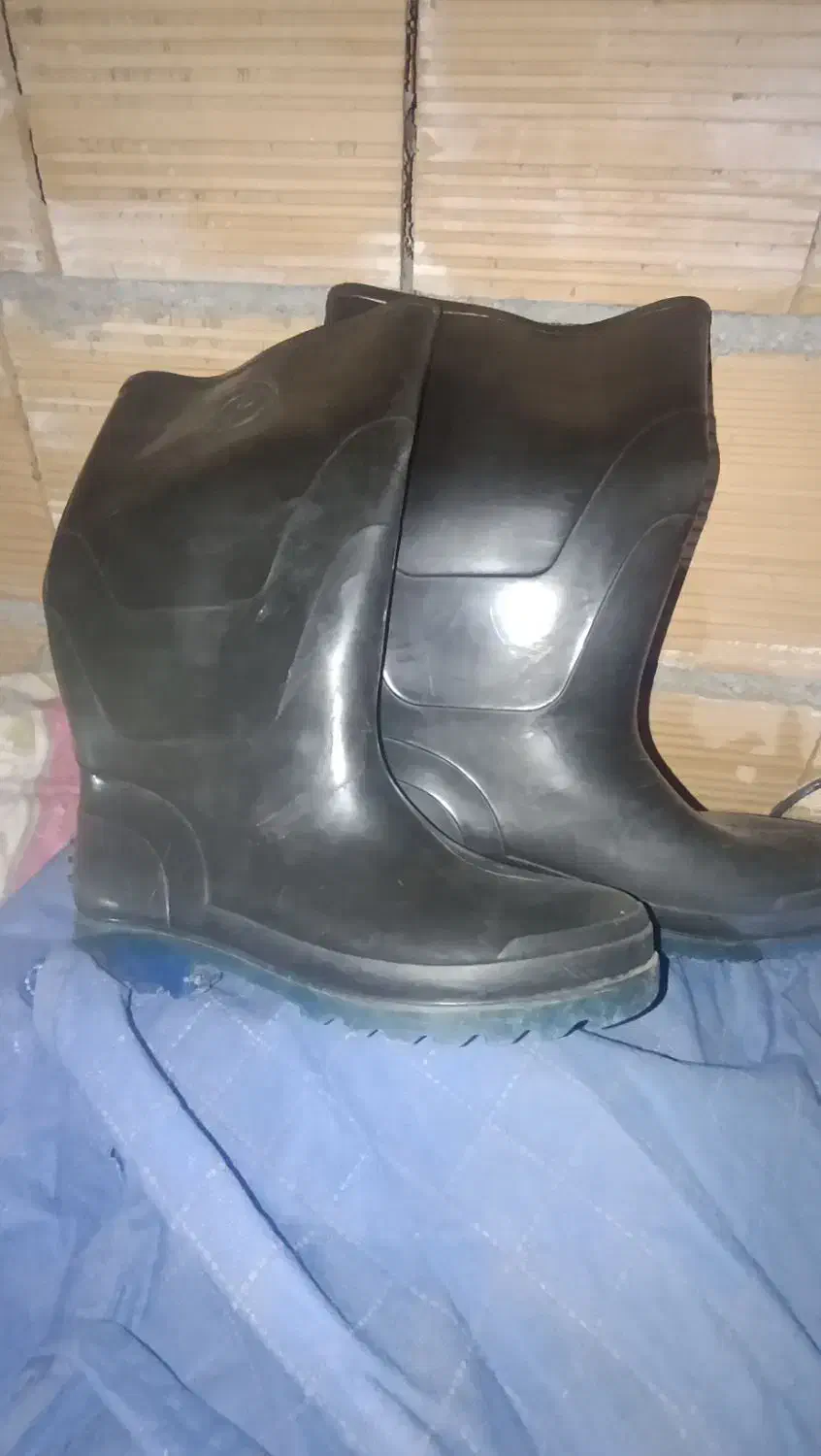 دو عدد چکمه|کیف، کفش، کمربند|آق قلا, |دیوار