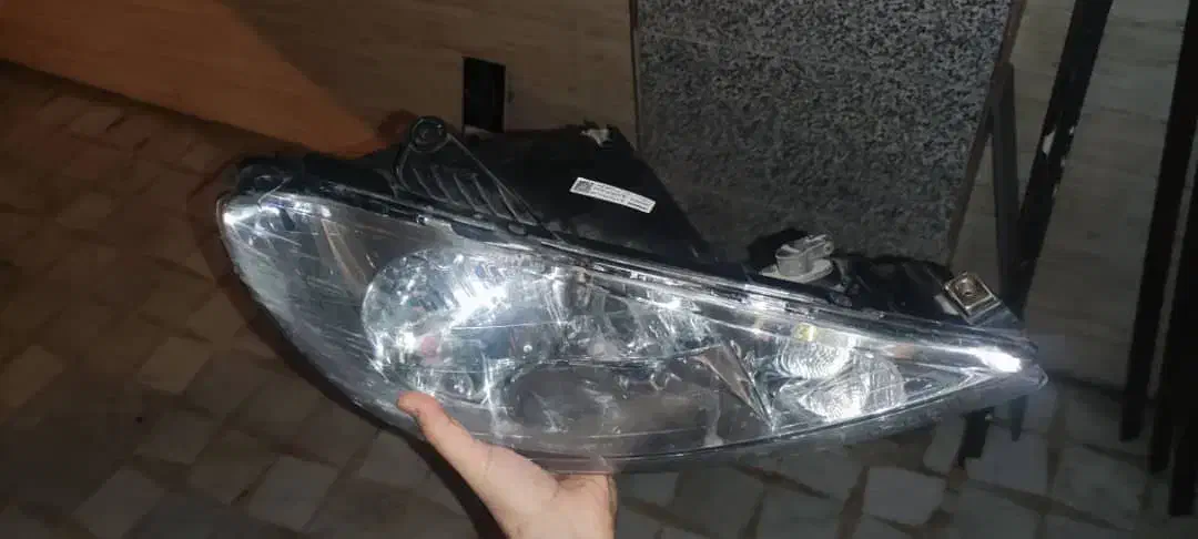 چراغ۲۰۶ سمت شاگرد|قطعات یدکی و لوازم جانبی|رشت, معلم|دیوار