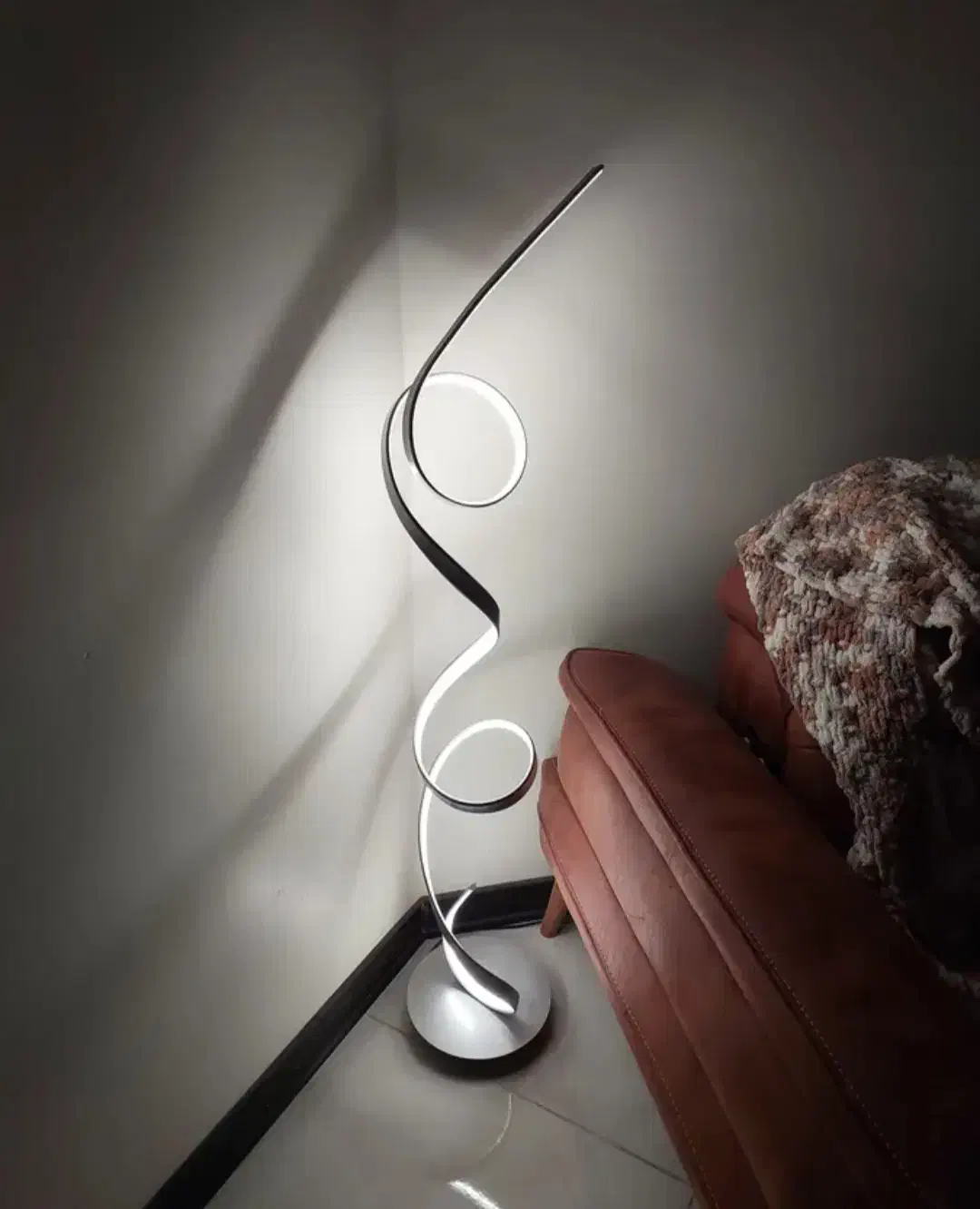 آباژور ایستاده|چراغ خواب و آباژور|اصفهان, نقش جهان|دیوار