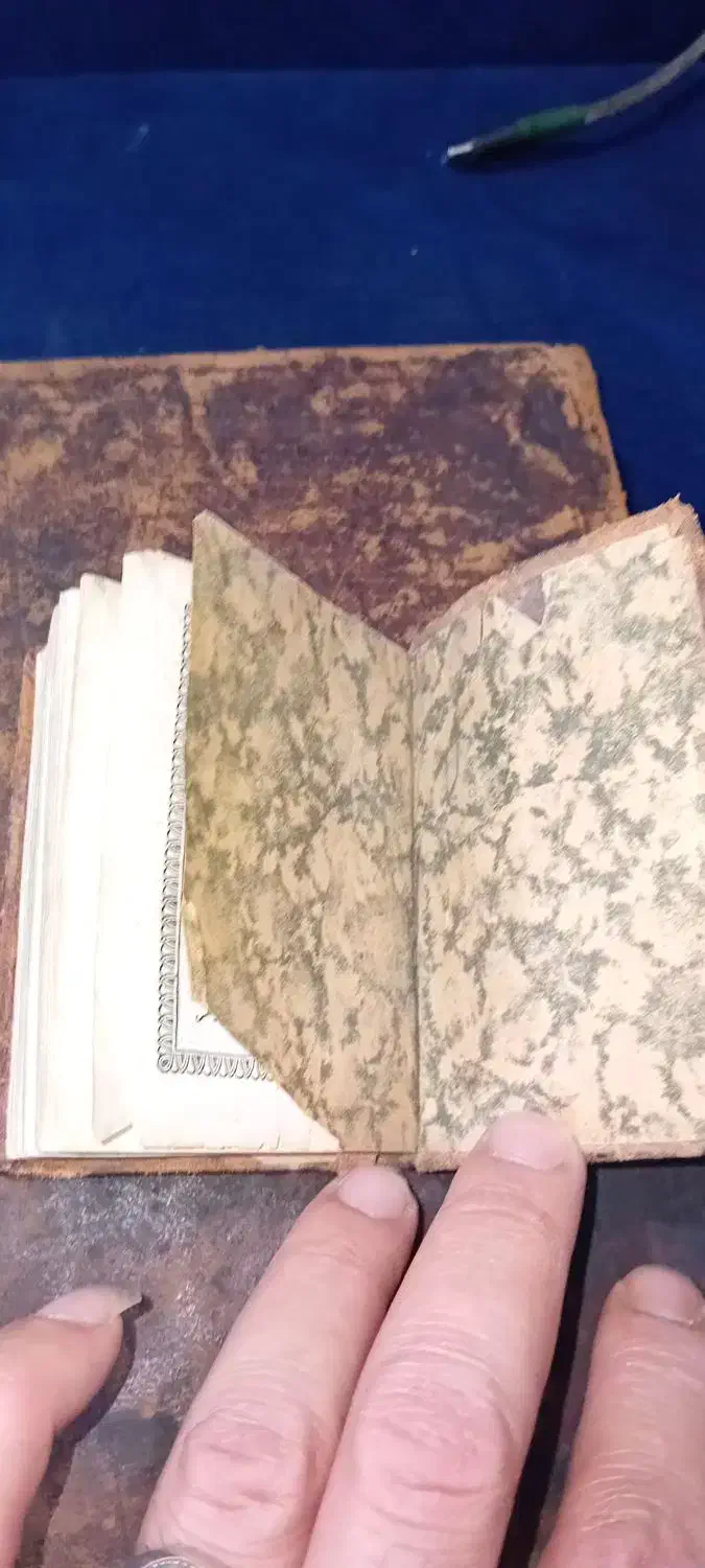 کتابهای خطی قدیمی|کلکسیون اشیاء عتیقه|قم, چهل درخت‎|دیوار