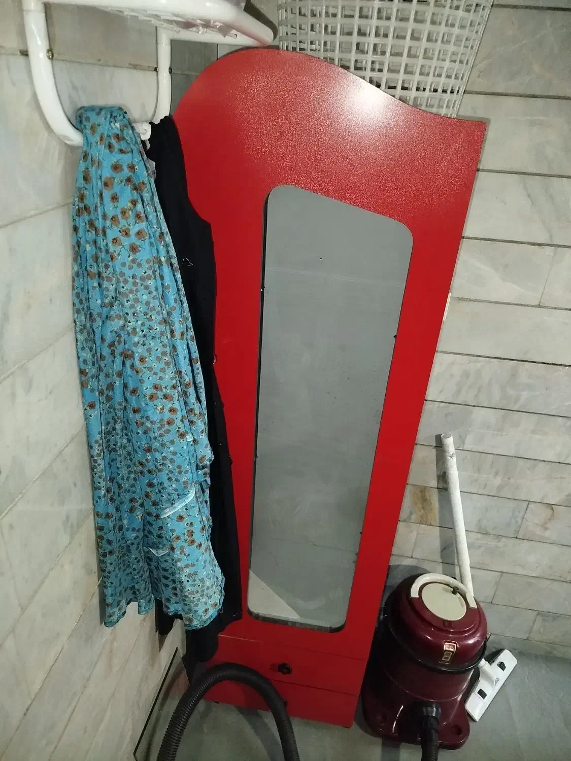 دو عدد کمد یک بزرگ یه کوچیک با تخت و سالمه|تخت و سرویس خواب|خمینیشهر, |دیوار