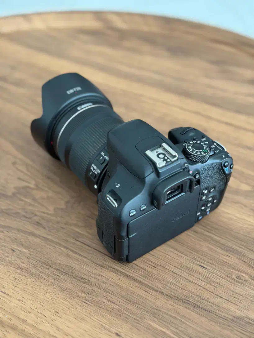 دوربین 800d با لنز 18 - 135 تمیز و کمکارکرد|دوربین عکاسی و فیلمبرداری|گلپایگان, |دیوار