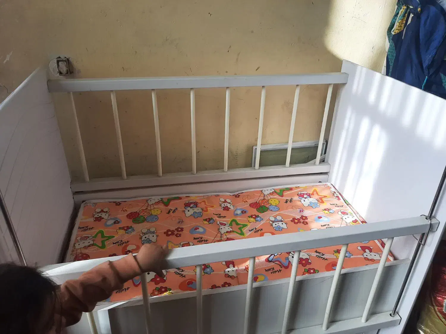 تخت گهواره ای|تخت و صندلی بچه|آبیک, |دیوار