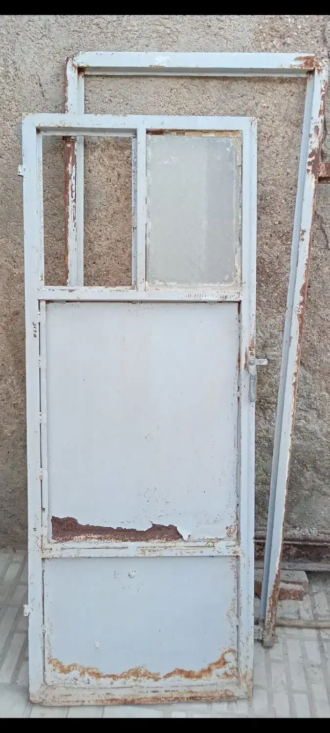 نردبان چوبی. در اهنی|مصالح و تجهیزات ساختمان|شیراز, کوشک میدان|دیوار