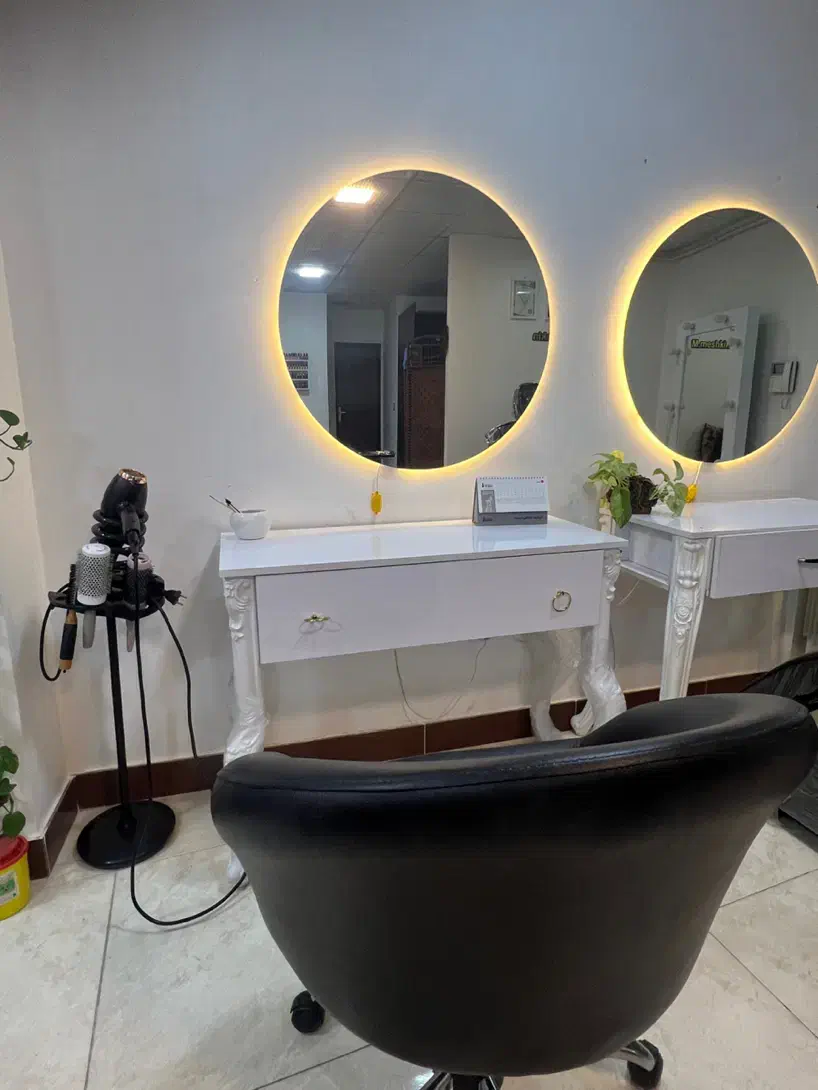 احاره صندلی ونمیز ناخن در سالن زیبایی|اجارهٔ دفتر کار، اتاق اداری، مطب|رشت, معلم|دیوار