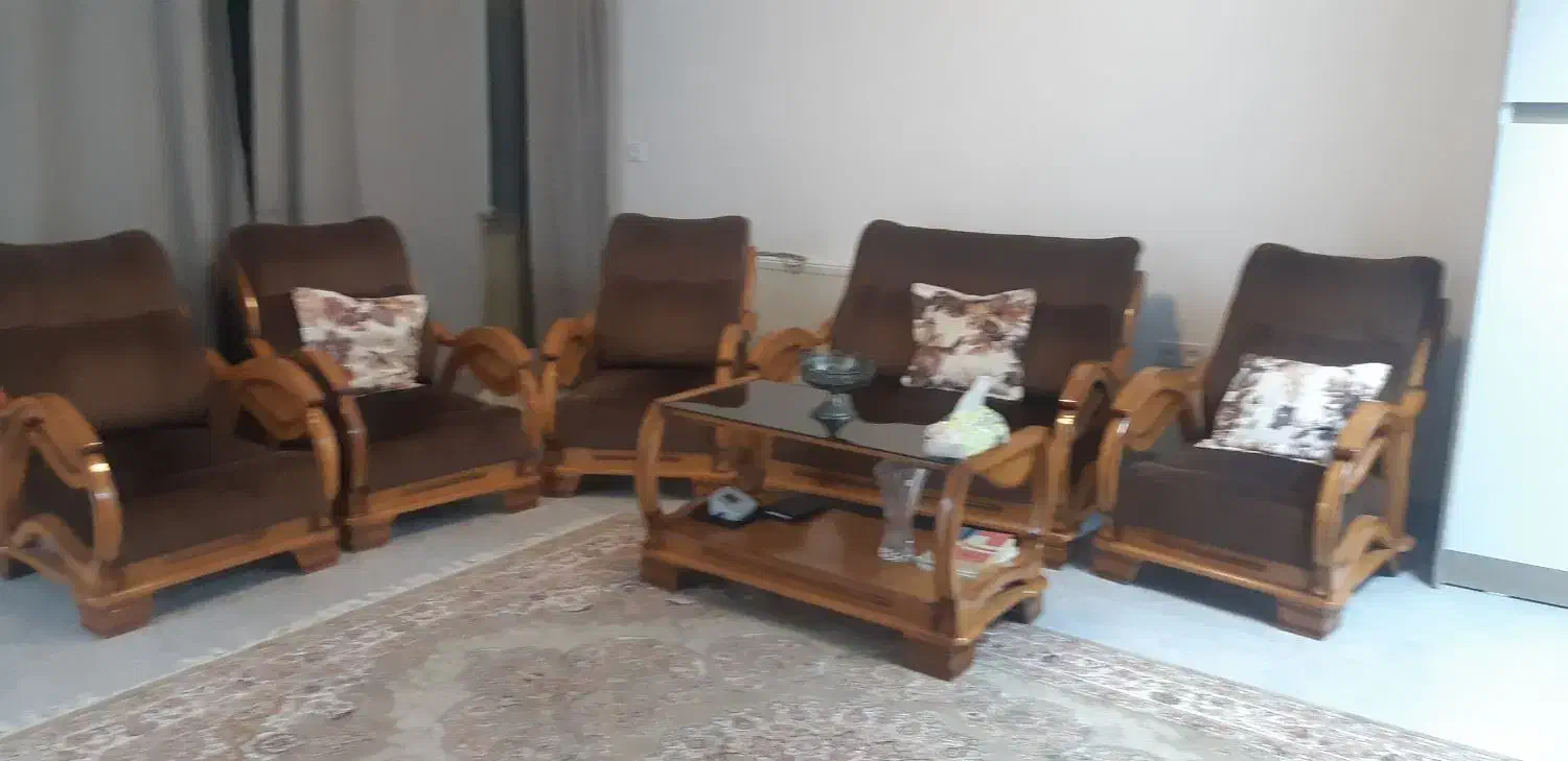 مبل ۸ نفره چوب گردو و دو میز|مبلمان خانگی و میز عسلی|اطاقور, |دیوار