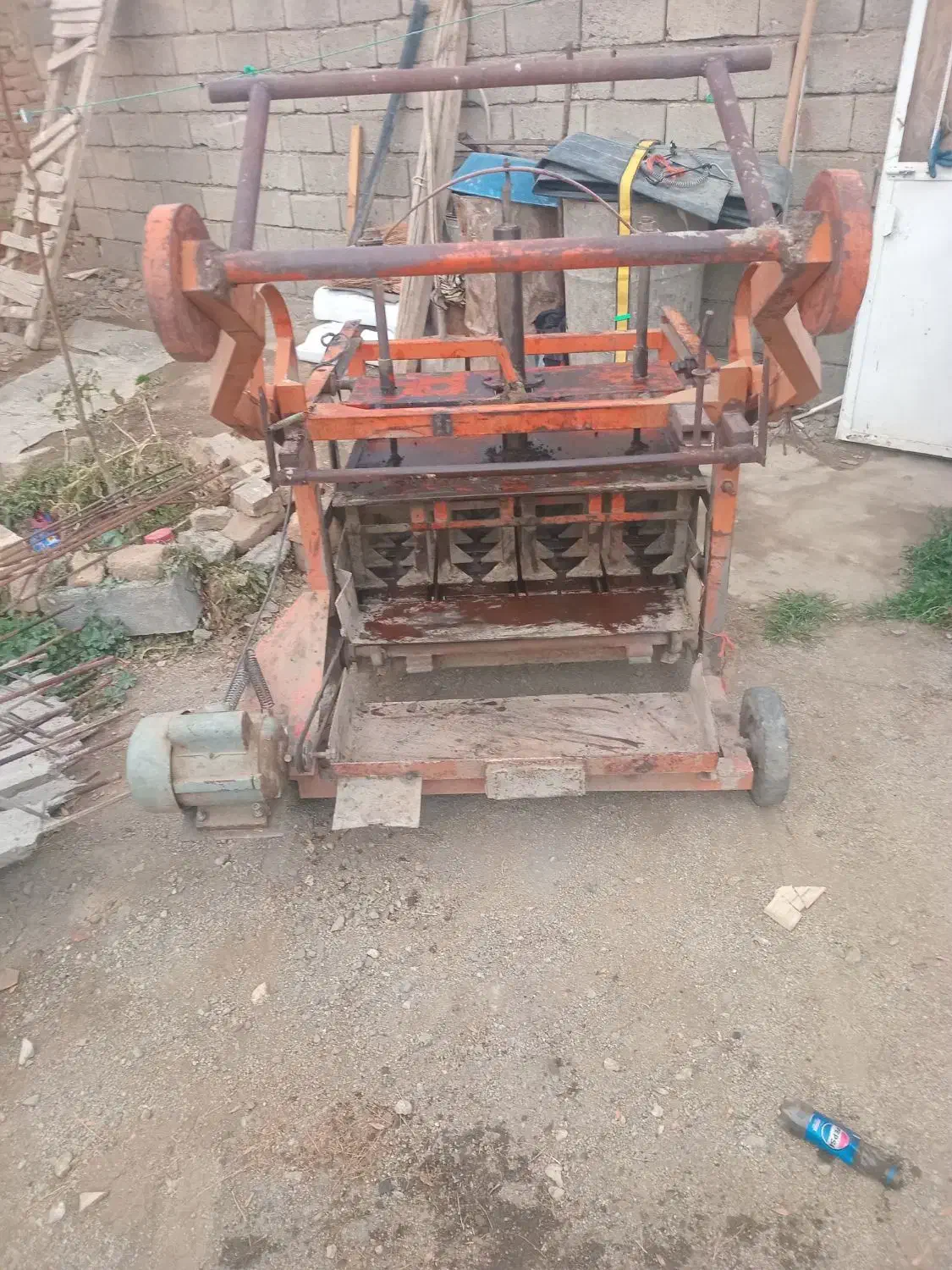 دستگاه بلوک زنی ۴قالب نیمه اتومات دینام صفر|ماشین‌آلات صنعتی|ملایر, |دیوار