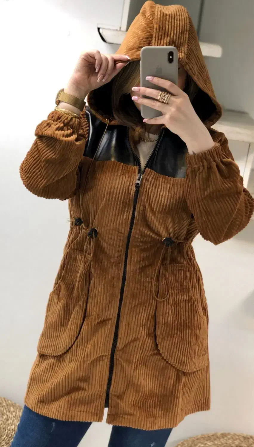 تعدادی پالتوبارانی و مانتو|لباس|میانه, |دیوار