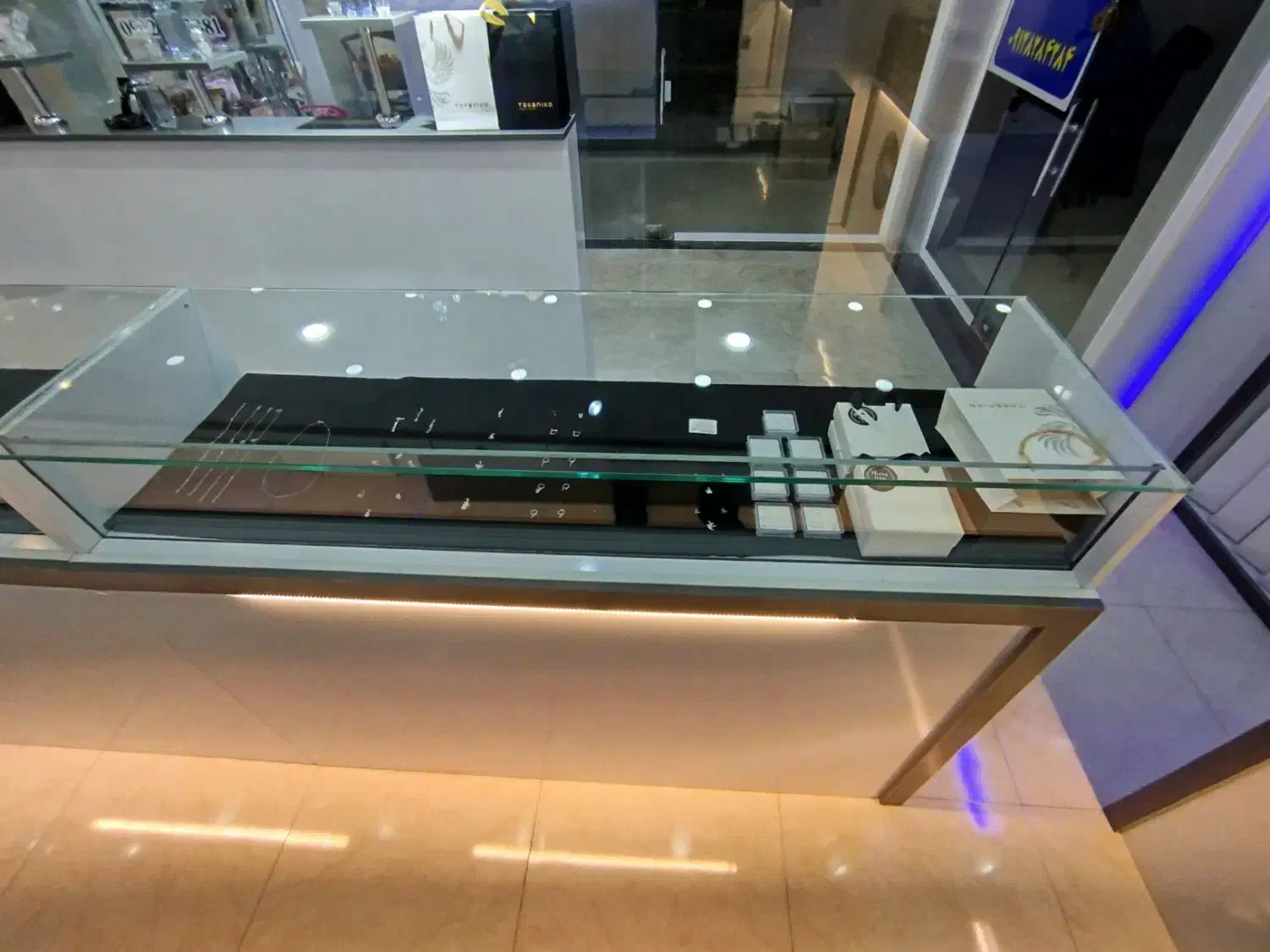 ویترین پیشخوان شیشه ۱۰ میل|بوفه، ویترین، کنسول|پرند, فاز ۰|دیوار